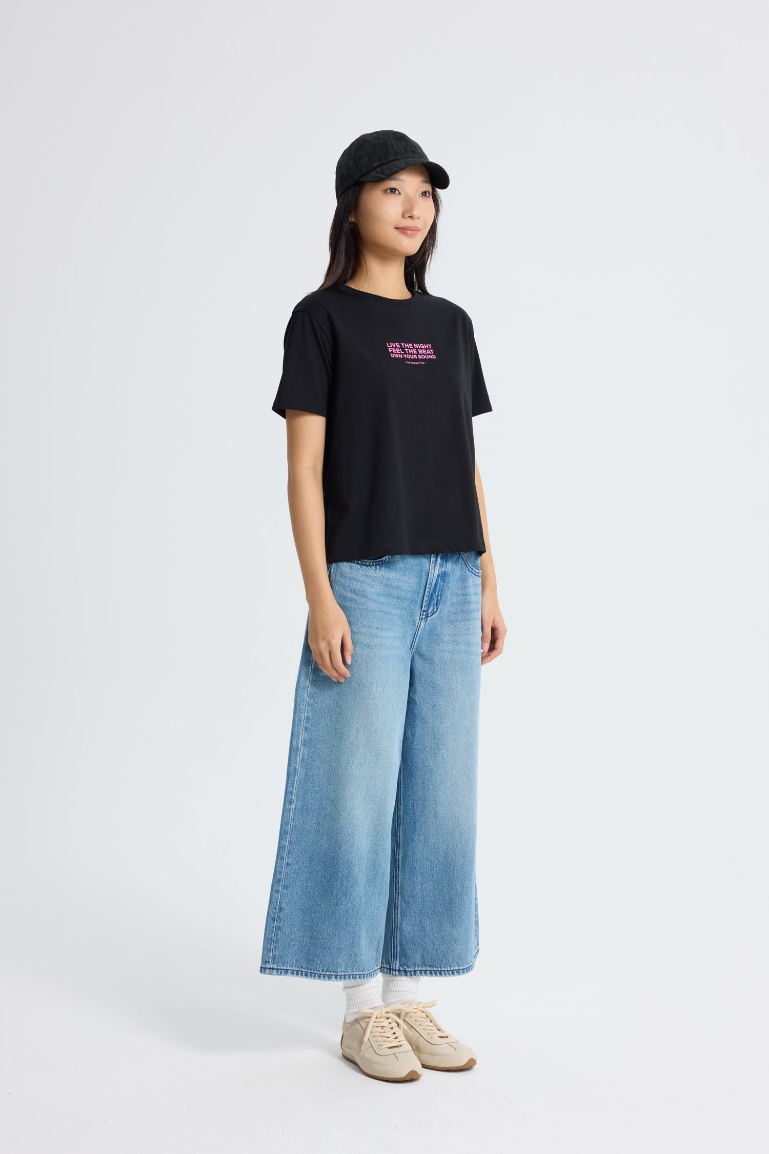 Feel The Beat' Graphic Tee - Black